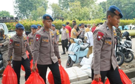 Brimob Metro Jaya Bergerak Cepat Bantu Korban Kebakaran Pasar Jiung